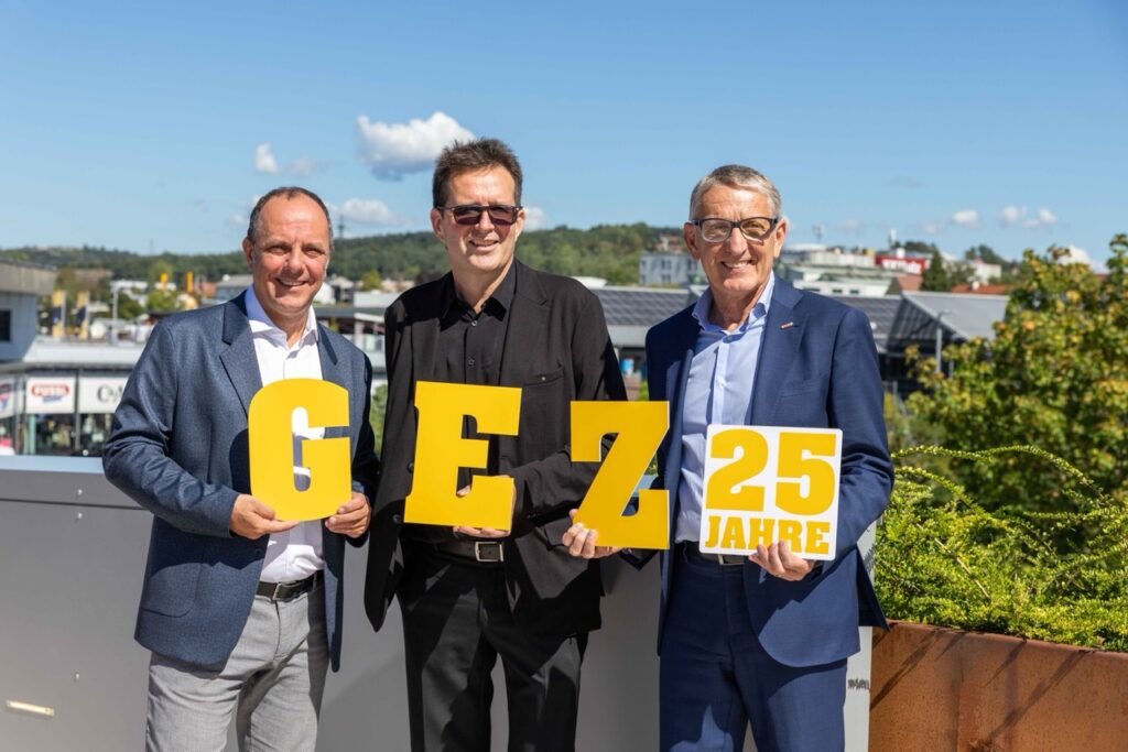 Feiern 25 Jahre: Christoph Stark, Bürgermeister von Gleisdorf, mit GEZ-Eigentümer Josef Gasser und Josef Herk, Präsident der WKO Steiermark (v. l.) (Credit: Niklas Rath)