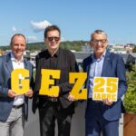 Feiern 25 Jahre: Christoph Stark, Bürgermeister von Gleisdorf, mit GEZ-Eigentümer Josef Gasser und Josef Herk, Präsident der WKO Steiermark (v. l.) (Credit: Niklas Rath)