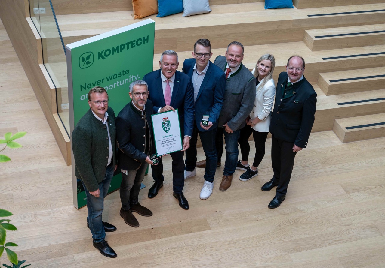 Feierliche Übergabe: Landtagsabgeordneter Johannes Wieser, CSO Ewald Konrad, Landeshauptmann Mario Kunasek, CEO Christoph Feyerer, Hannes Pirstinger, Vizebürgermeister von Frohnleiten, Stadträtin Petra Mitteregger und WKO Steiermark-Vizepräsident Herbert Ritter (v. l.) (Foto: Komptech)