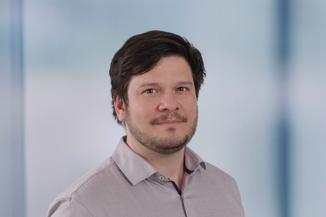 Macht Traktoren fahrerlos: AVL-Techniker Sandro Perla-Steinhuber (Foto: AVL)