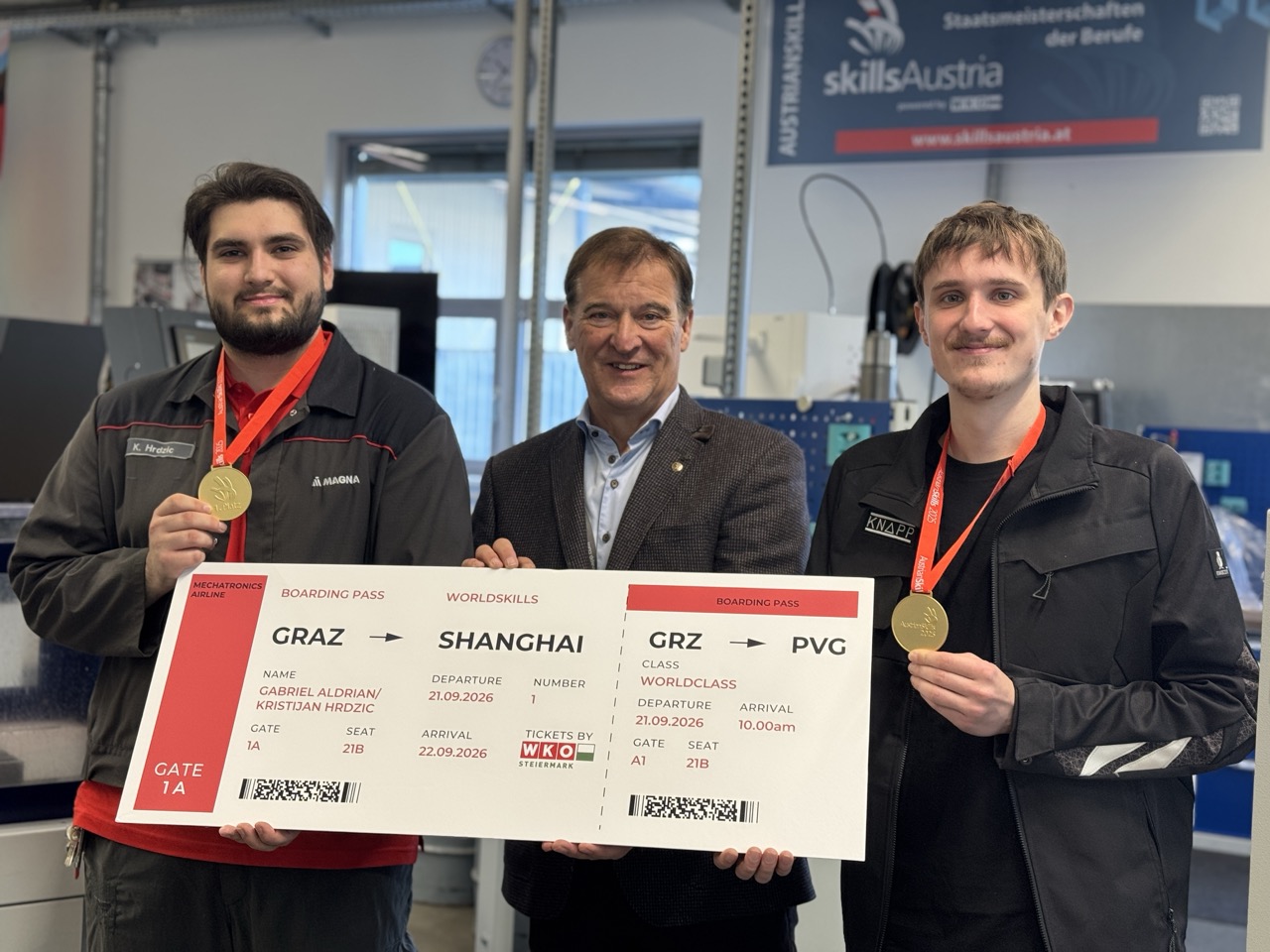 Symbolische Übergabe des WM-Tickets: Landesinnungsmeister Herbert Brunner (m.) mit dem steirischen Mechatroniker-Duo Kristijan Hrdzic und Gabriel Aldrian (r.) (Foto: CS)