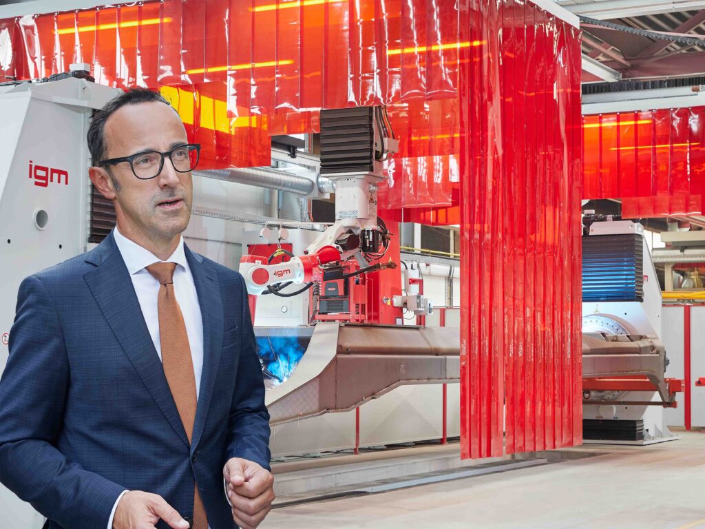 Herbert Decker vor den Schweißrobotik-Systemen in Liezen (Foto-Montage/Foto: MFL)