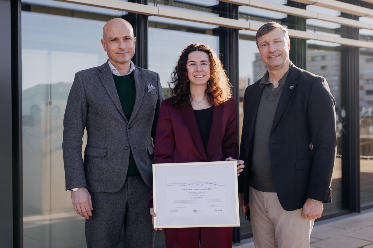 Bereit für den US-Markt: Syntropic Medial-Co-Gründerin Francesca Giovanetti mit Science Park Graz-Geschäftsführer Martin Mössler und Ken Walsh, Handelsattaché der US-Botschaft in Wien. (Foto: FotoCRafie)
