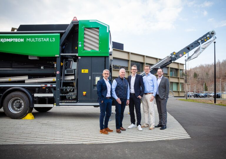 Verlängern die Erfolgspartnerschaft: Ewald Konrad (l.) , Christoph Feyerer (3. v. l.) von Komptech mit Bernd Günther, Max Günther und Felix Wohlfahrt (v. l.) (Foto: Komptech)