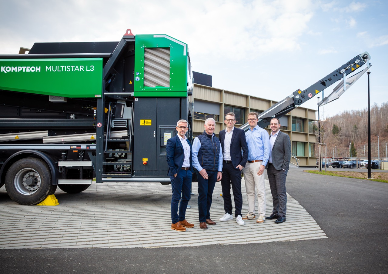 Verlängern die Erfolgspartnerschaft: Ewald Konrad (l.) , Christoph Feyerer (3. v. l.) von Komptech mit Bernd Günther, Max Günther und Felix Wohlfahrt (v. l.) (Foto: Komptech)