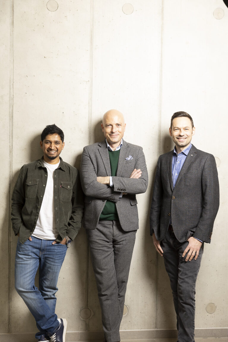 Machen unsichtbare Prozesse messbar: Abdul Muaaz Hadi (l.) und Stefan Trabesinger (r.) mit Science Park Graz-Geschäftsführer Martin Mössler (Foto: Lueflight)