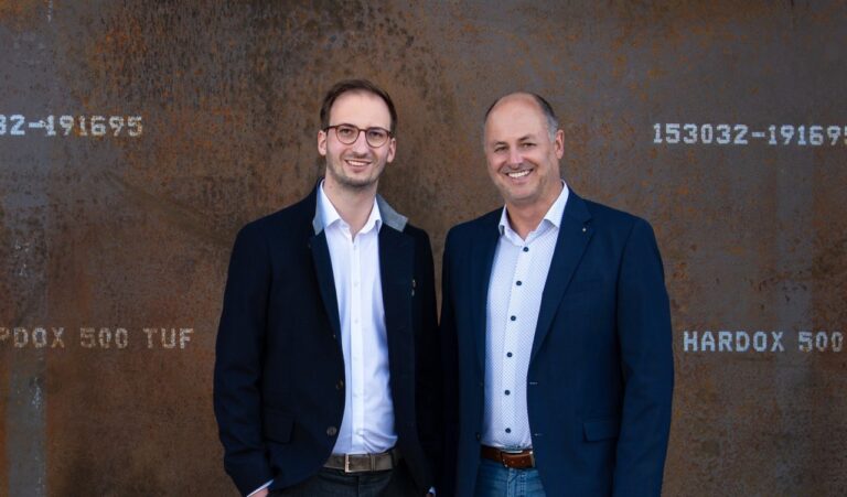 Der Angerer Traditionsbetrieb stellt die Weichen für die Zukunft: Geschäftsführer Michael Winkelbauer mit Prokurist Stephan Winkelbauer (v. l., Foto: KasoFoto)