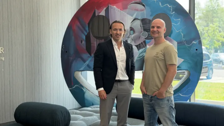 Erfolgsduo: BrightFlare-CEO Markus Seme mit Michael Zitz, CEO der deutschen All for One Group (v. l.) (Foto: Sammer)