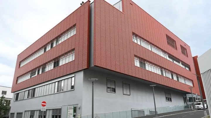 Die Grundlage für den Neubau wurde bereits 2014 gelegt, der Spatenstich erfolgte im November 2022 und nach rund dreieinhalb Jahren Bauzeit gehen heuer beide Bauteile in Betrieb. (Credit: Markus Kaiser)